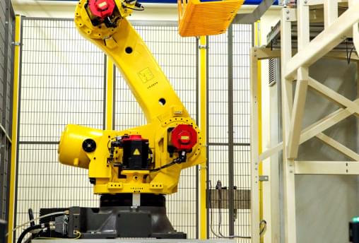 На логистическом участке работают  11 уникальных антропоморфных роботов